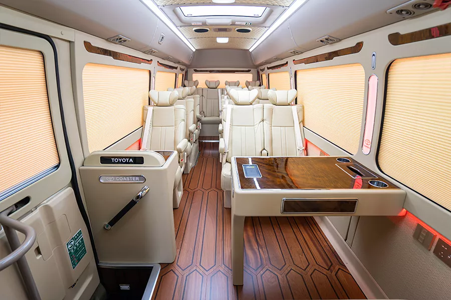 丰田柯斯达17座行政版商务车